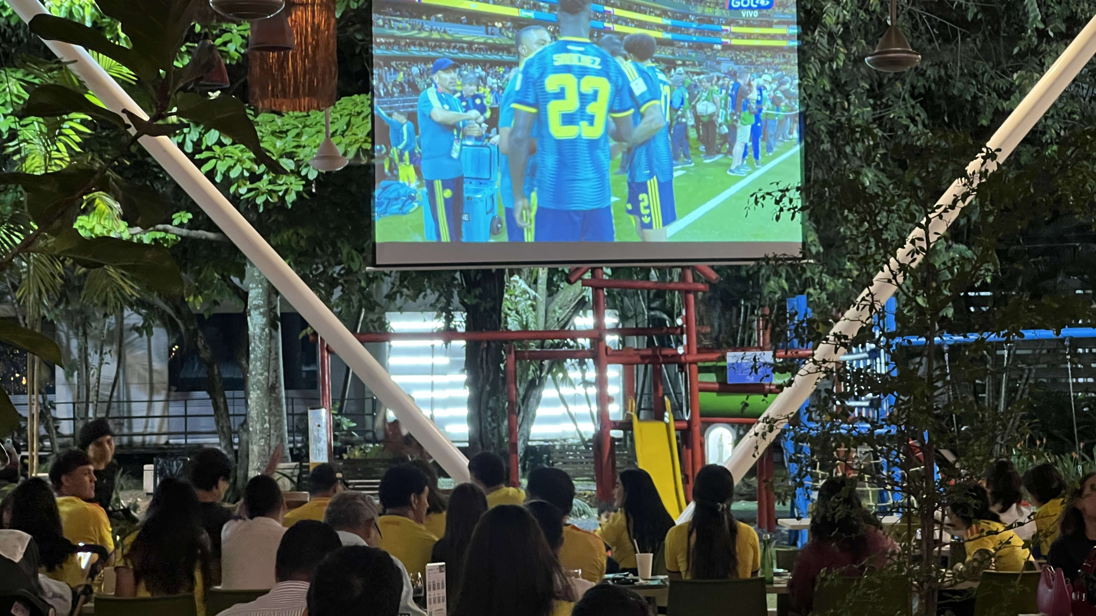 Visitantes reunidos en Palmas Mall viendo un partido del Mundial de Fútbol 2026.