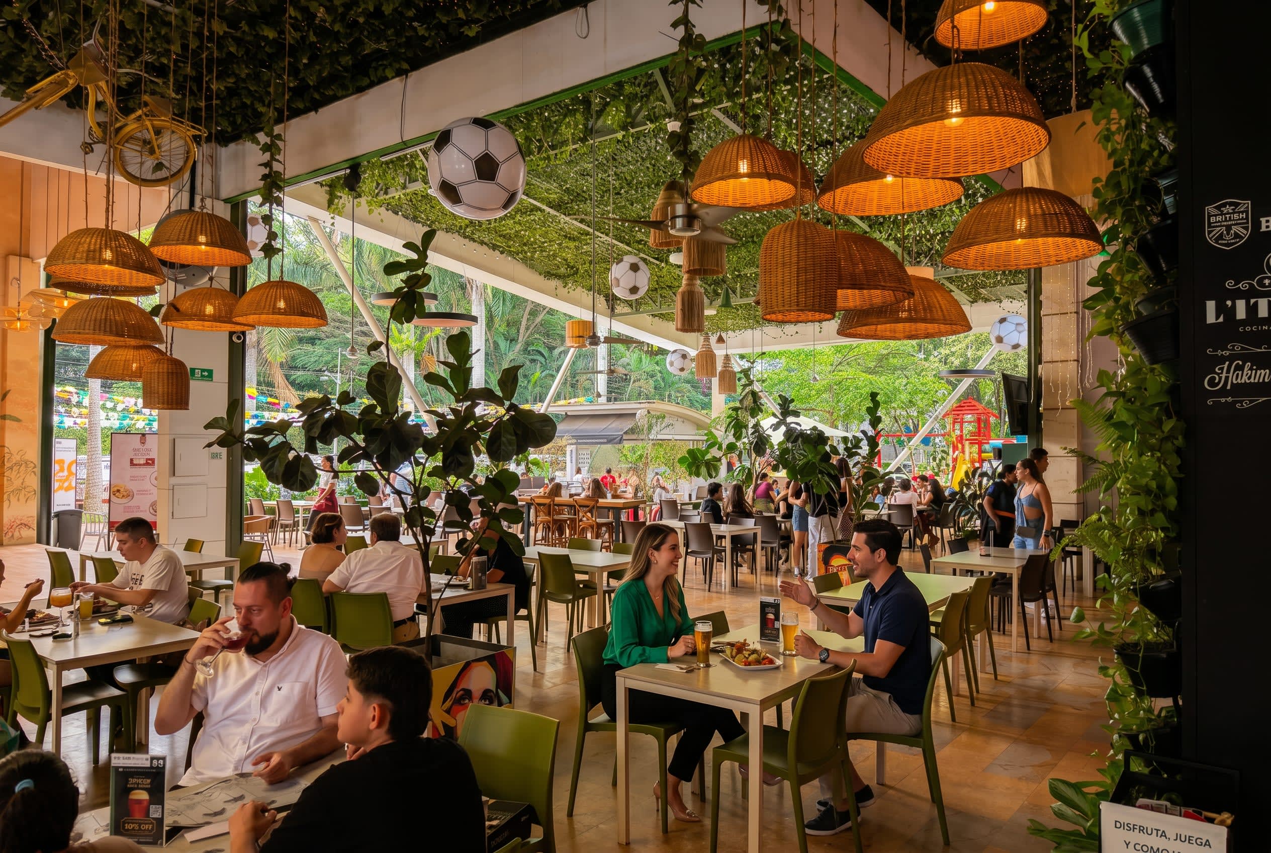 Fotografías de visitantes disfrutando diferentes actividades, eventos y espacios de Palmas Mall, compartiendo momentos en familia, con amigos y viviendo experiencias dentro del centro comercial.