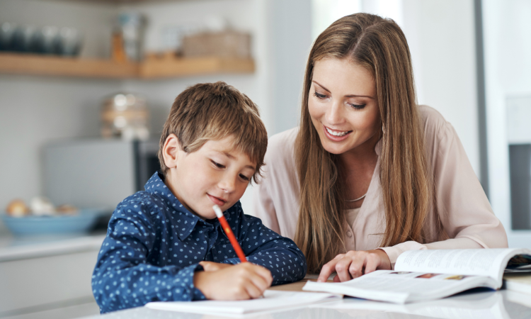 كيف تجعل ابنك يحب الدراسة
