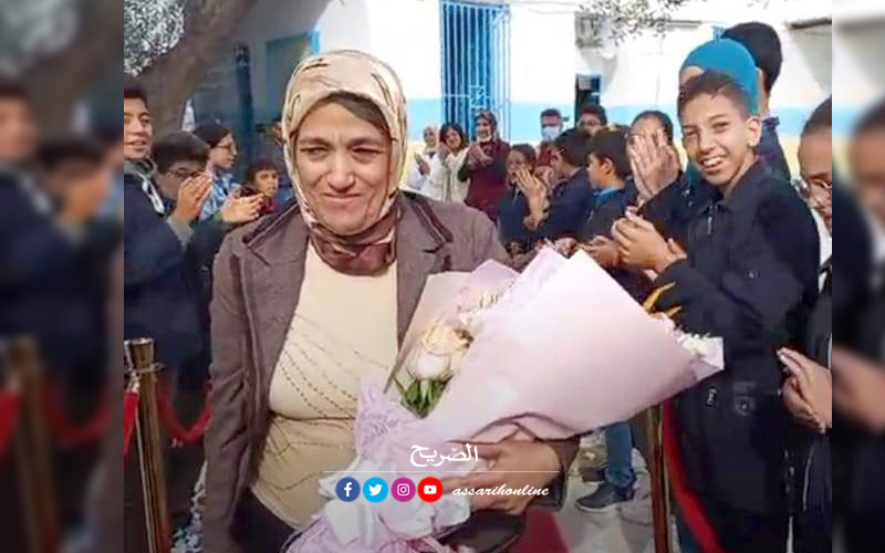 صورة اليوم من صفاقس… هكذا ودّع تلاميذ مدرسة “الفوز” معلّمتهم التي أحيلت على شرف المهنة