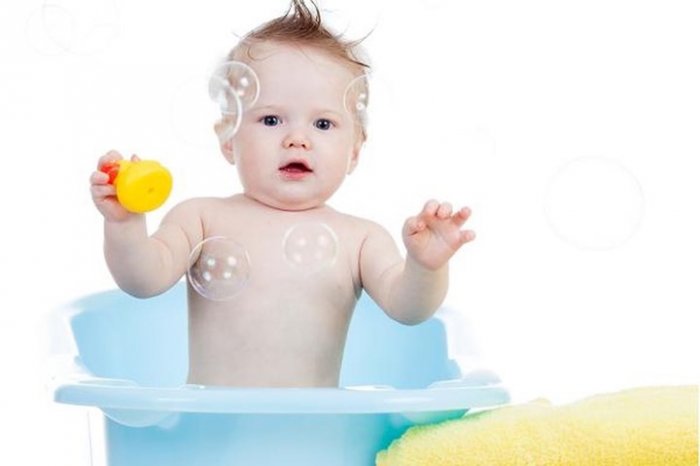 أخطاء تهدد سلامة طفلك أثناء الإستحمام..