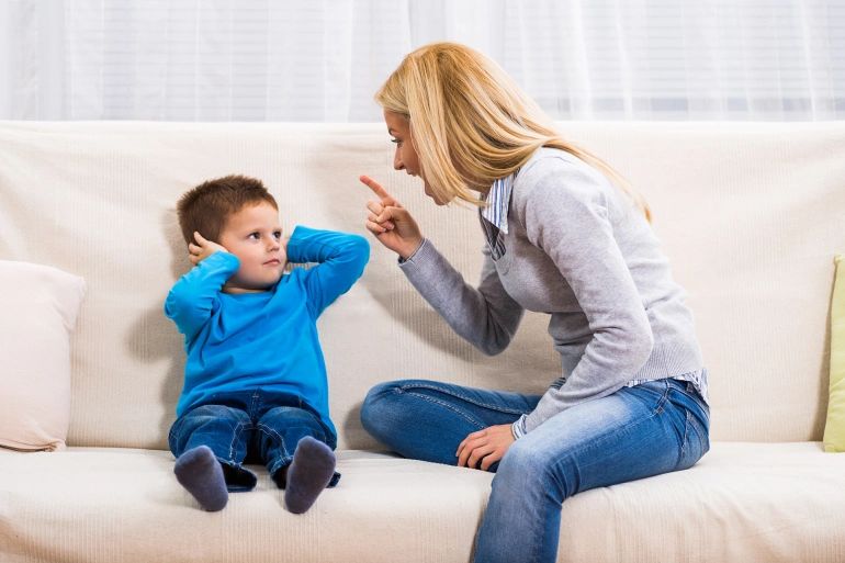 مساوئ الصوت العالي للأم في تربية الأطفال.. هل من حلول؟