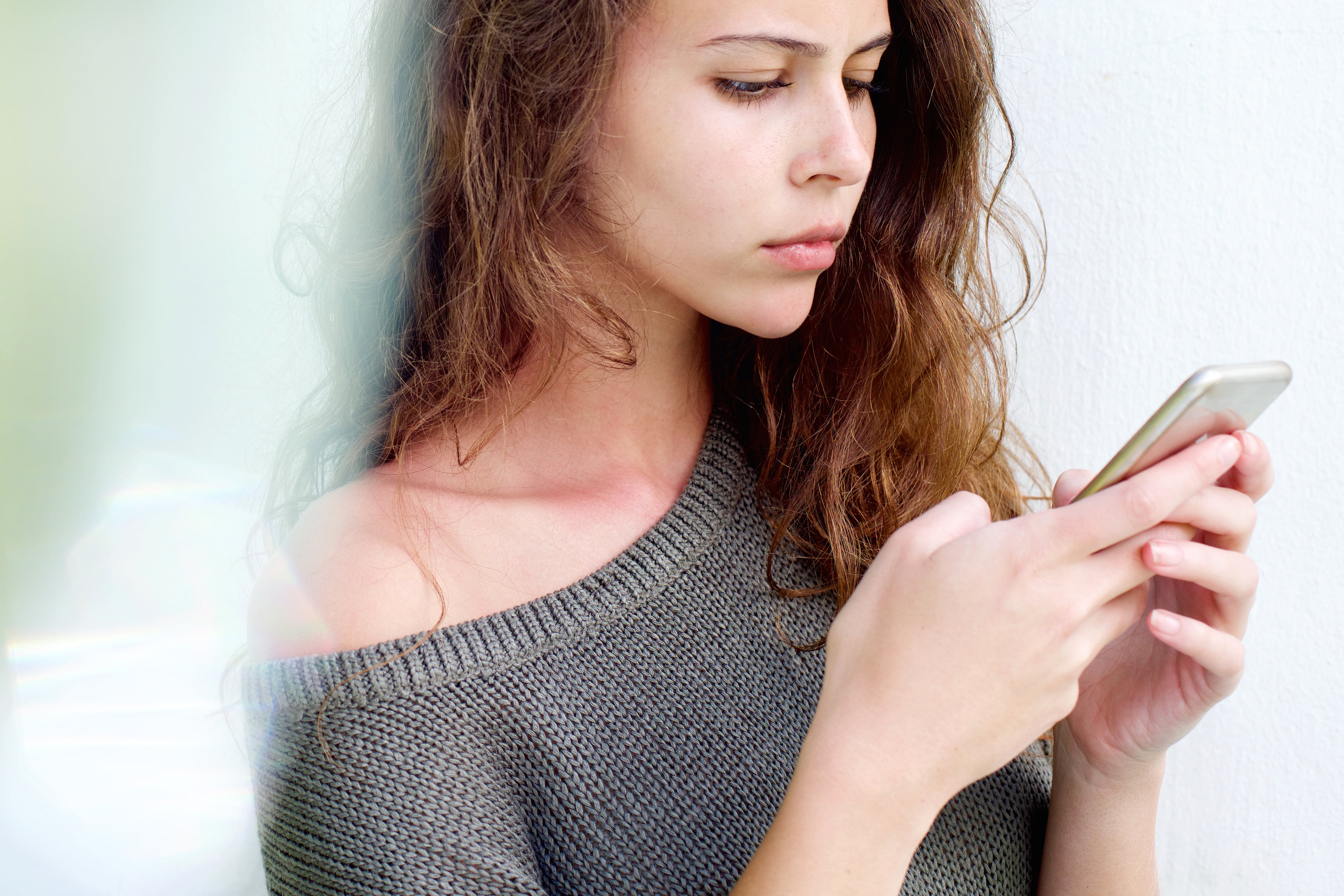 mujeres preocupadas por telefono