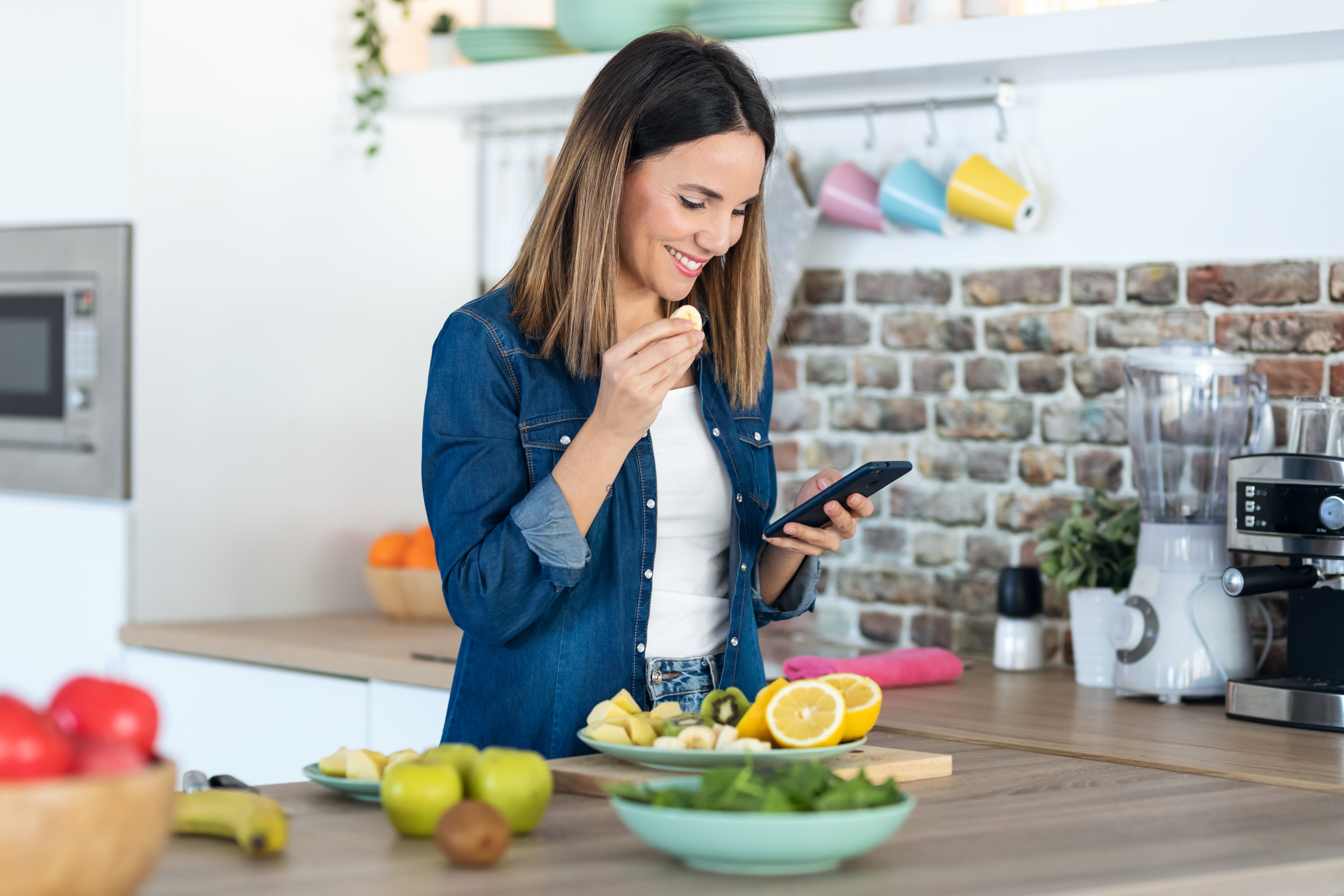 las mujeres se rien por telefono