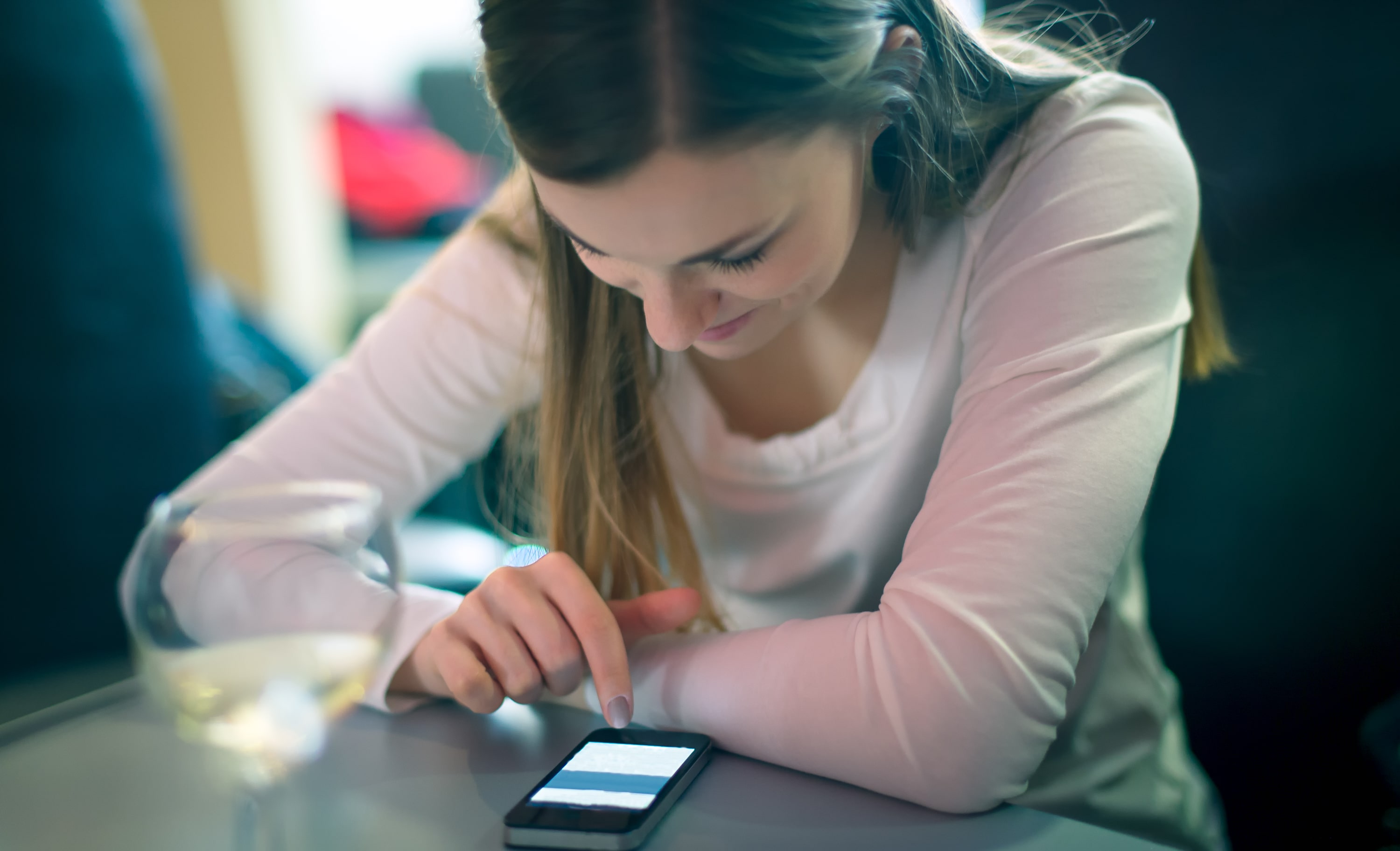 mujeres beben vino y se rien por telefono