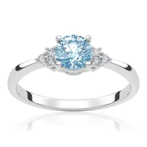 Pierścionek zaręczynowy z białego złota z niebieskim diamentem laboratoryjnym i&nbsp;diamentami laboratoryjnymi Dreamy 0,55