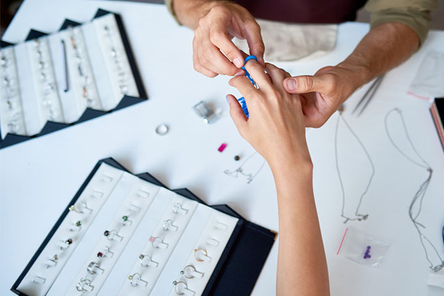 Domowe sposoby - jak zmierzyć rozmiar palca?