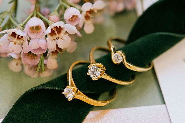 Romantyczne oświadczyny w domowym zaciszu? Najlepsze pomysły na zaręczyny w domu