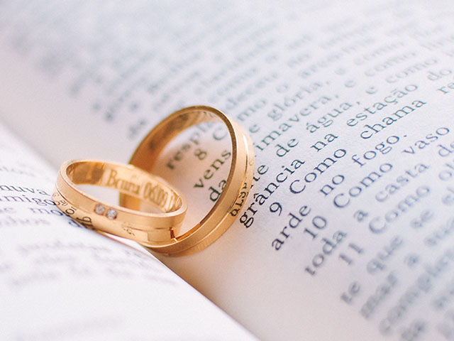 Co umieścić na grawerze obrączki?