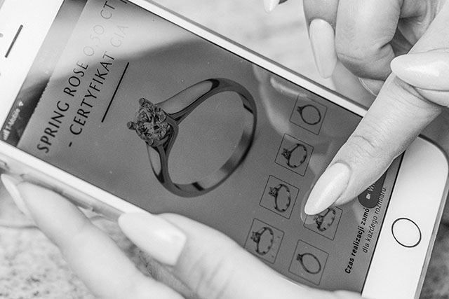 Wspólny zakup pierścionka zaręczynowego? To możliwe i... całkiem rozsądne podejście