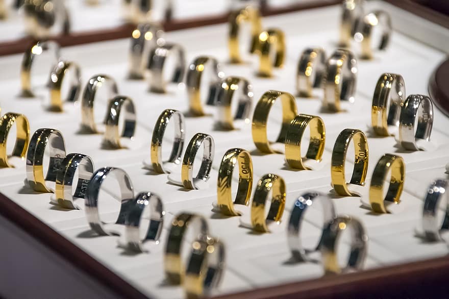 Gdzie warto kupić pierścionek zaręczynowy?