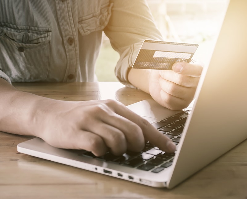 Zakup pierścionka online vs. w sklepie stacjonarnym