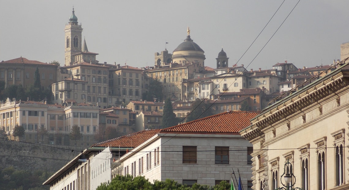 Zaręczyny na starówce miasta Bergamo