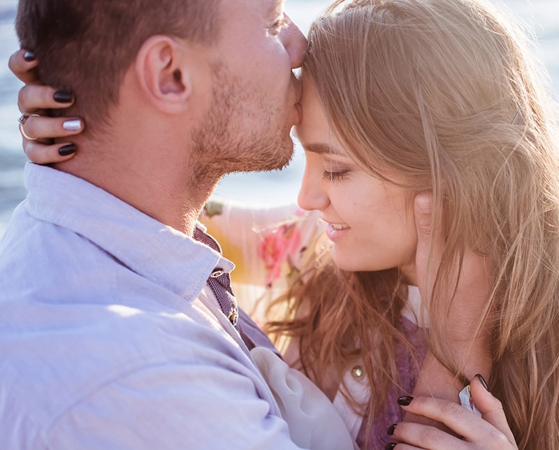 W jaki sposób wręczyć pierścionek zaręczynowy?