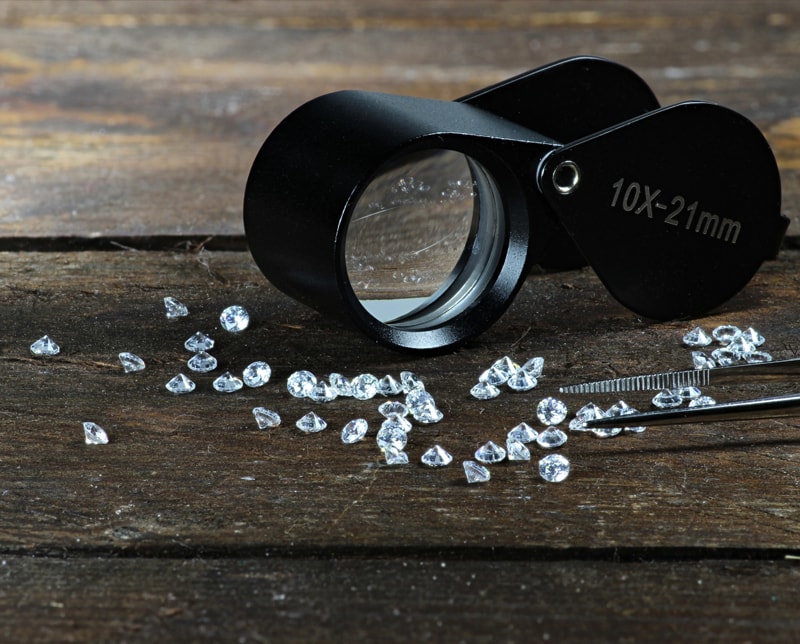 Kamienie syntetyczne vs diamenty