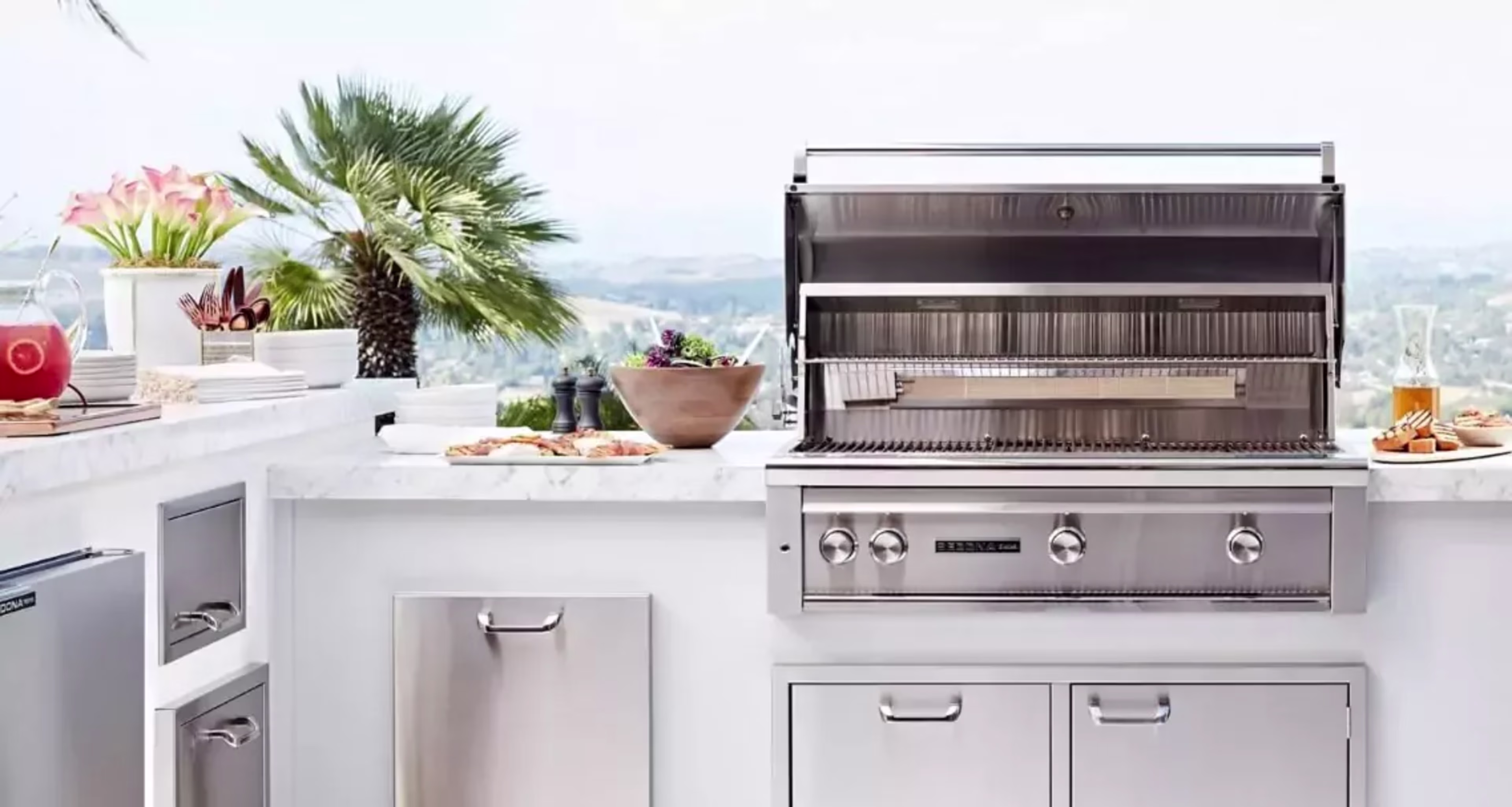 <p>Lynx Grills brings the luxury cooking experience outdoors with ultra-premium outdoor grills, appliances, storage, accessories, and more. Built with the same high standards, premier materials, skilled craftsmanship, and innovation that goes into commercial kitchen equipment, Lynx Grills are engineered for superior performance.</p>