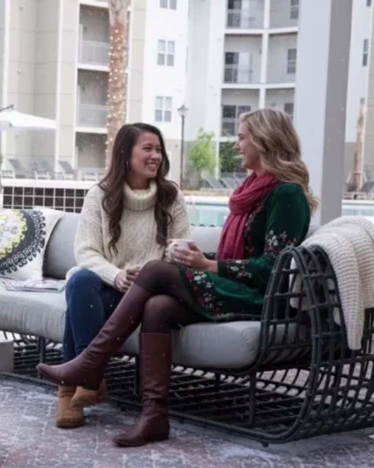 Shop Lounging figure image