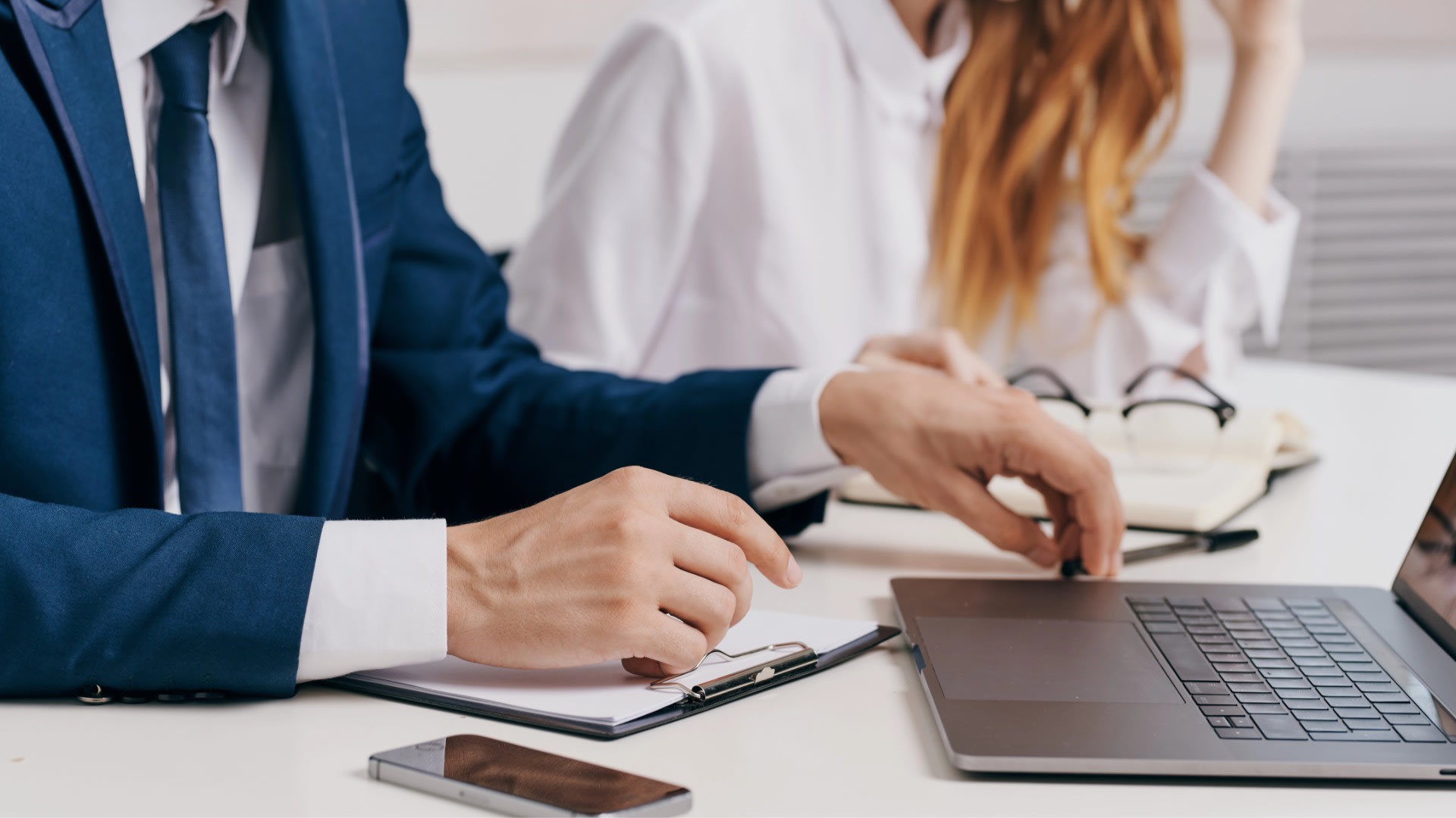 Uomo e donna che lavorano