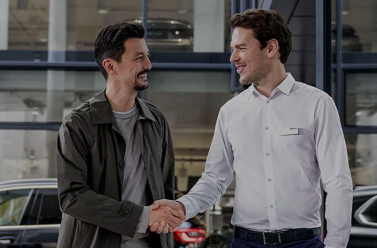 Due uomini che si stringono la mano