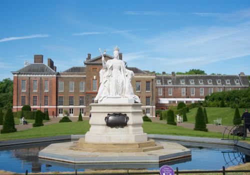 Queen Victoria statue, Kensington Palace