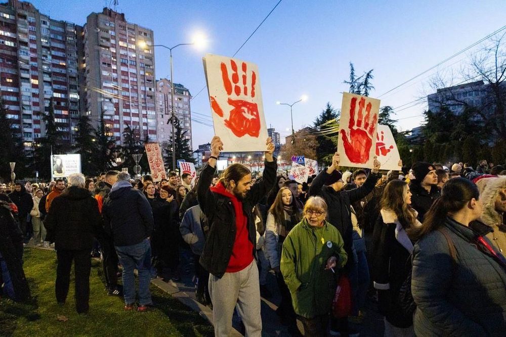 Crveni otisak šake i natpis „Vaše ruke su krvave“, simbol protesta u Srbiji nakon pada nadstrešnice u Novom Sadu