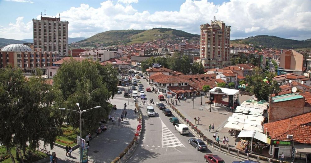 Panorama centra Novog Pazara sa gradskim ulicama, zgradama i okolnim brdima