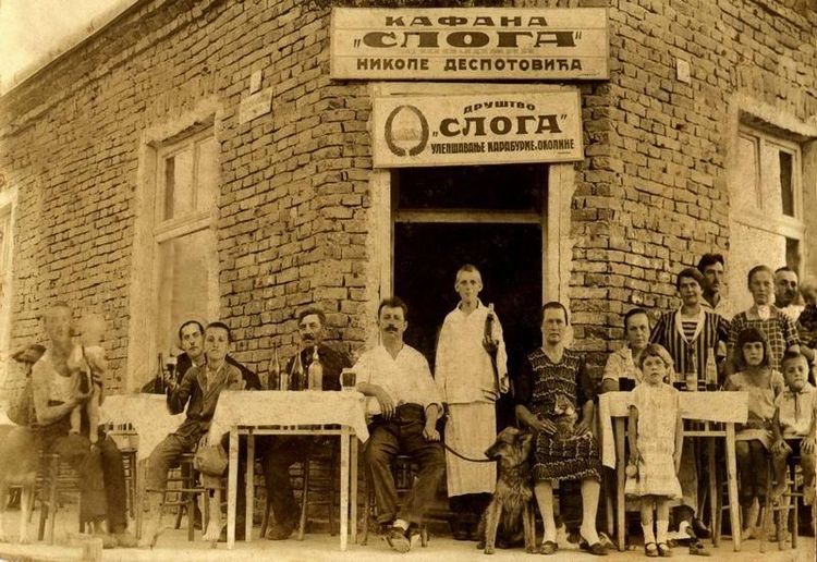 Gosti, konobar i porodice okupljeni ispred kafane „Sloga“ na Karaburmi u Beogradu