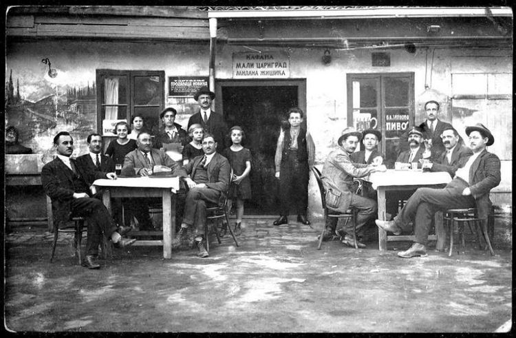 Gosti i osoblje ispred kafane „Mali Carigrad“ u Beogradu 1910. godine