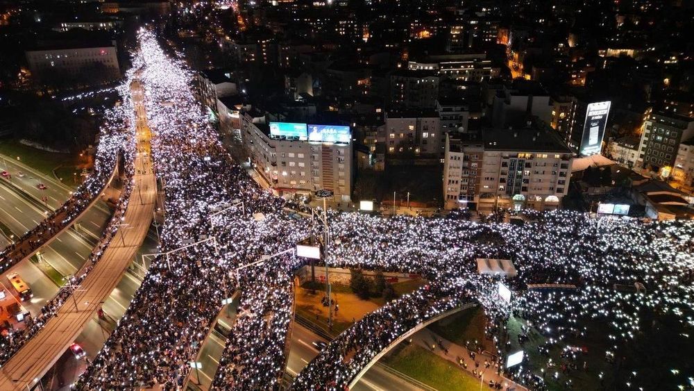 Belgrad'daki Autokomanda kavşağında binlerce göstericinin telefon ışıklarını kaldırdığı gece protestosunun havadan görünümü.