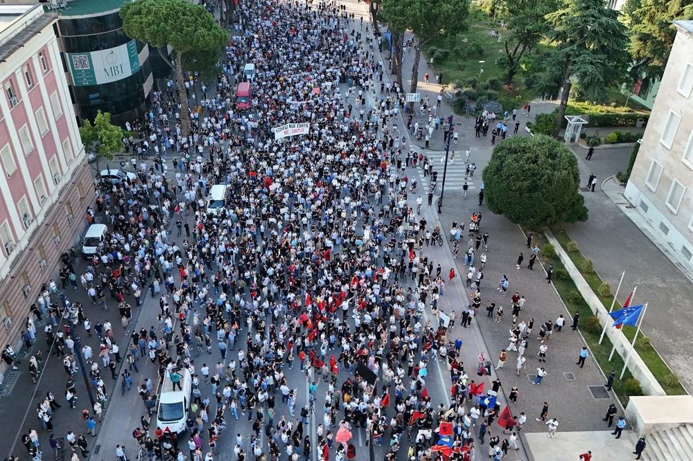 Tiran'da binlerce göstericinin, Arnavutluk bayraklarının ve Zvërnec bölgesindeki turizm projesine karşı pankartların görüldüğü büyük protestonun havadan görüntüsü.