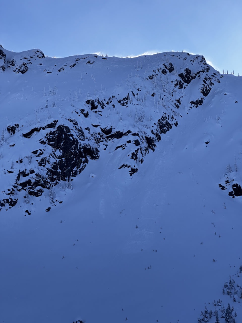 The small (size 1) wind slab near the cabin. The slab was very small but it managed to gain mass by entraining loose dry snow. 