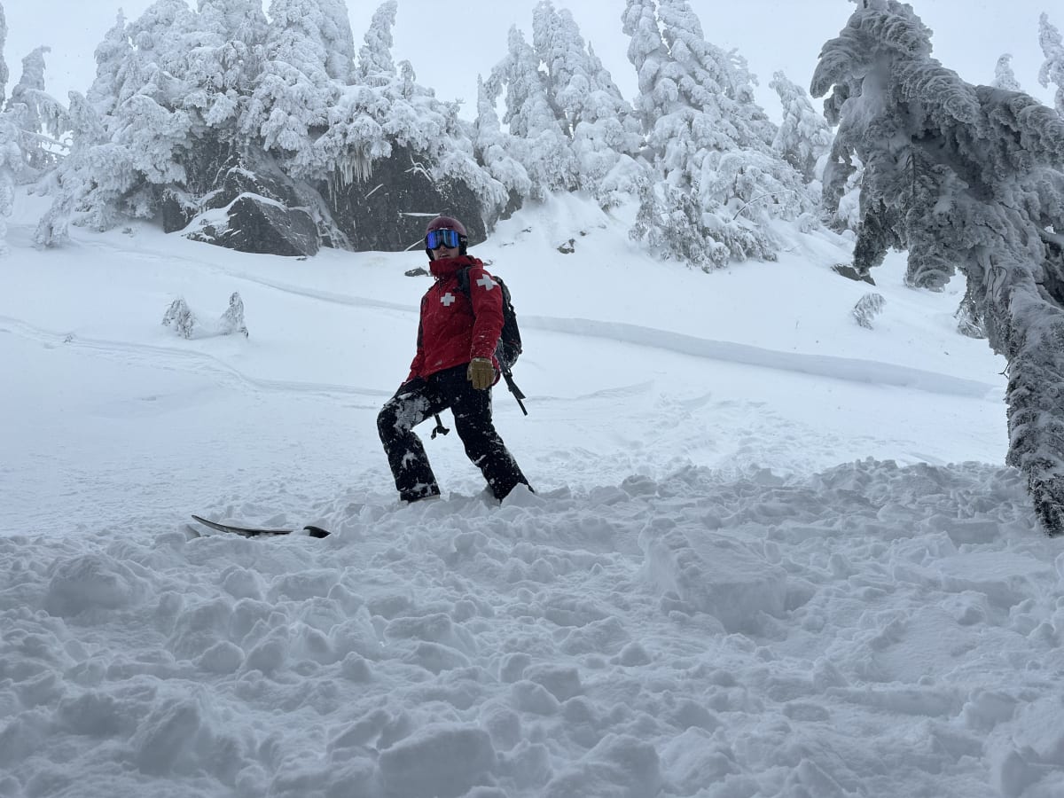 Size 1 sc 5-25cm crown about 15m wide ran 20m and swept 1 skier 