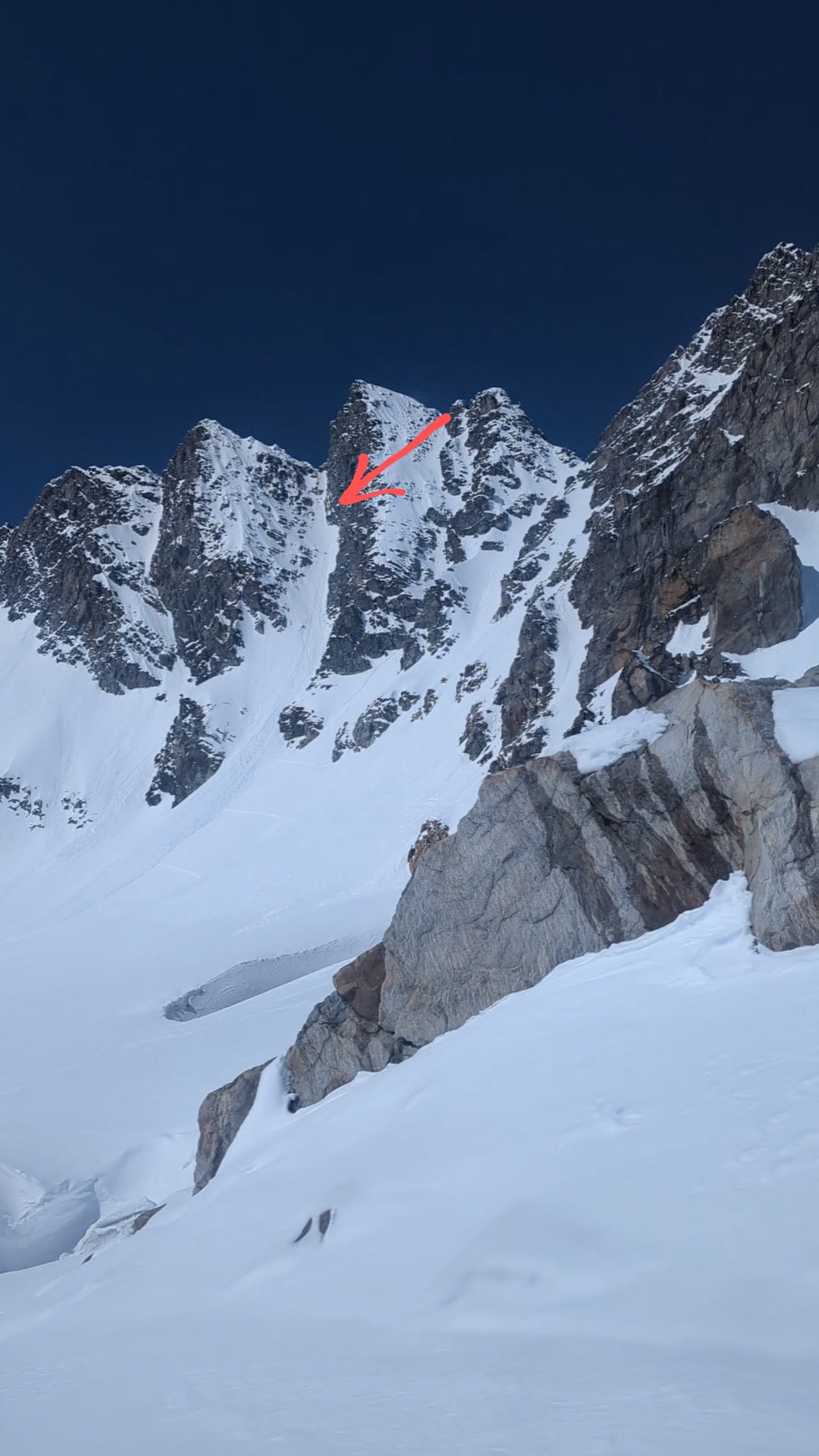 3 skiers at the top (arrow). Avalanche still running at that time, debris stop just a little further.