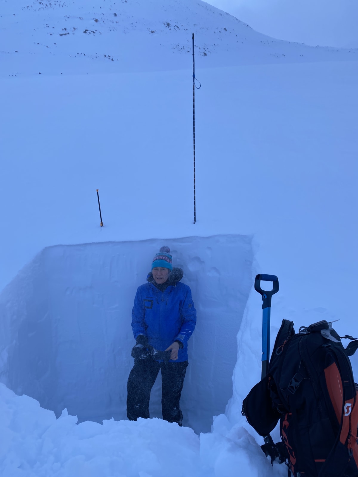 It isn't all pow turns. Deep pit to the PWL 1.4 m down. The total snow height in this area north of Bryant Lake was 2.6 m.