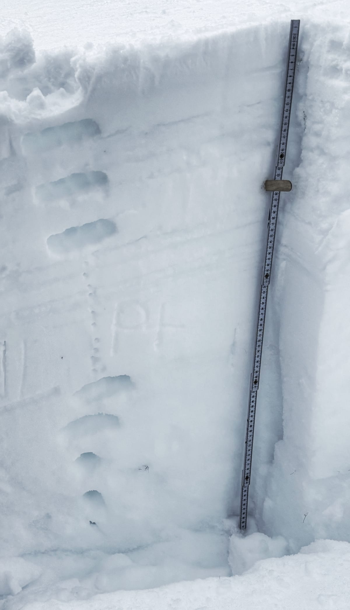 East aspect at 1900 m. Note the 4-Finger-hardness layer UNDER the Pencil-hardness layer. Thats the Jan layer.