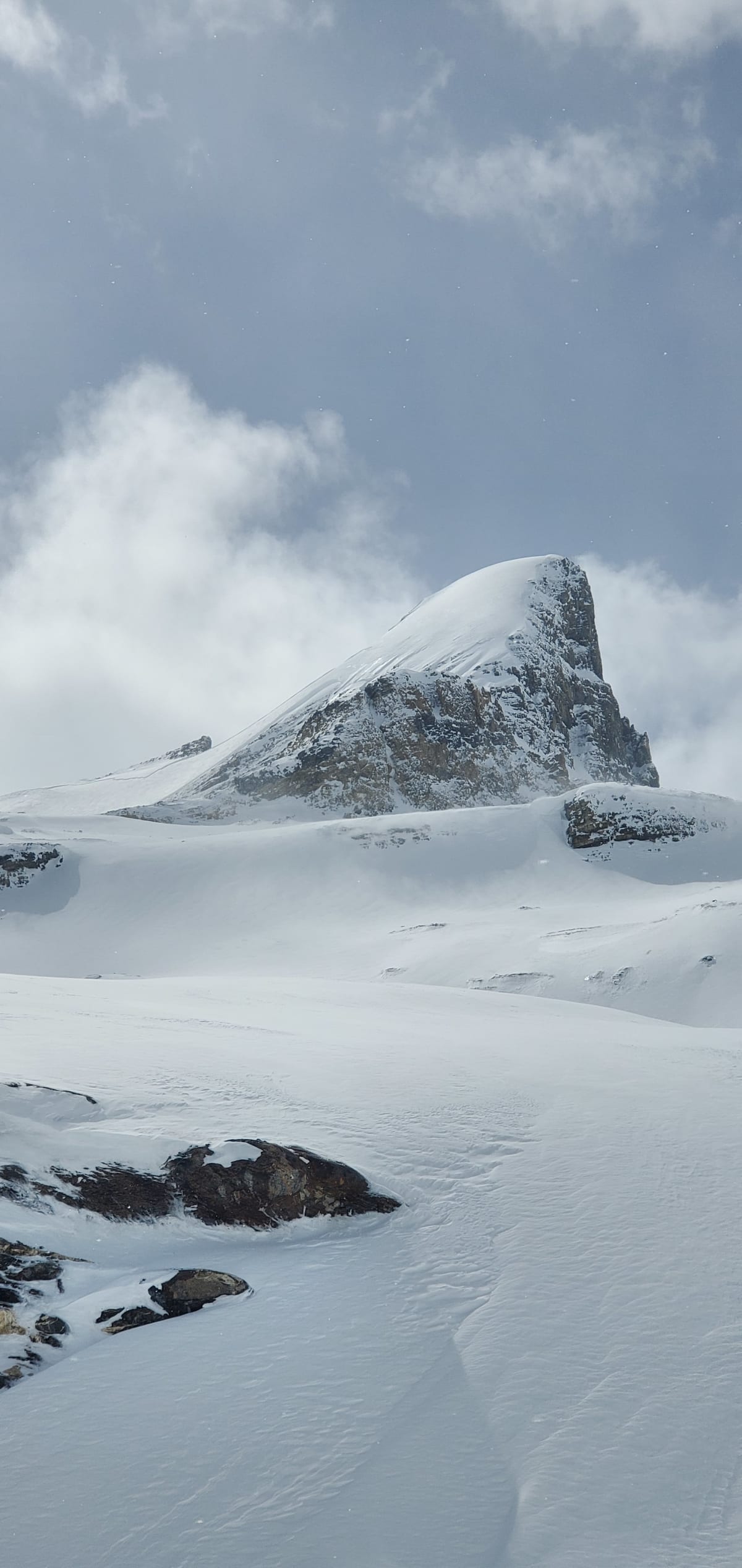 Windslab visible at the top. Deep slab just above the cliff on the left.
