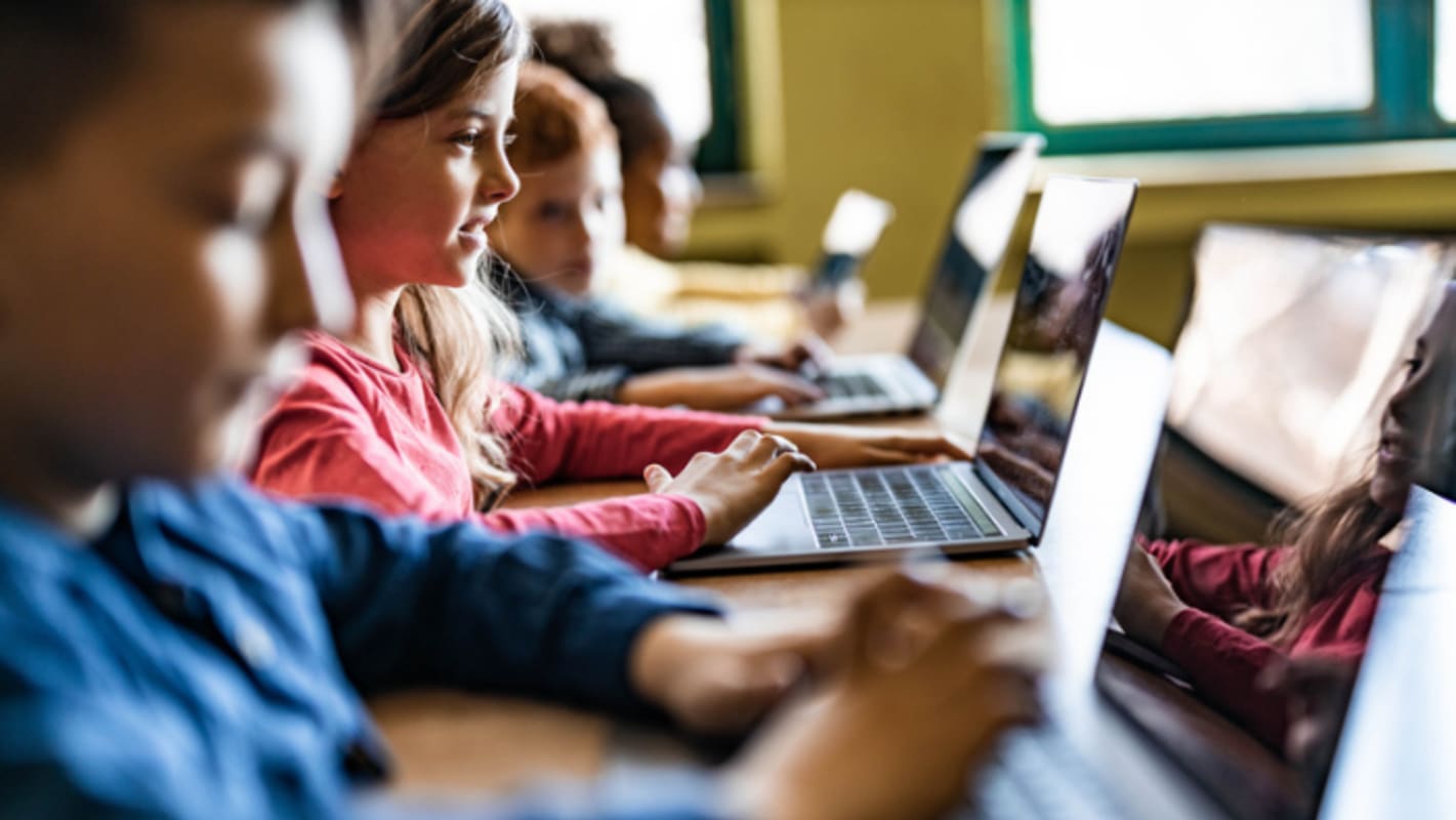 Kids-in-classroom-participating-in-hybrid-learning