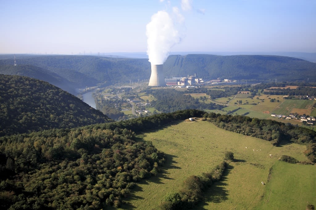 Vue aérienne générale du CNPE de Chooz et de ses environs.