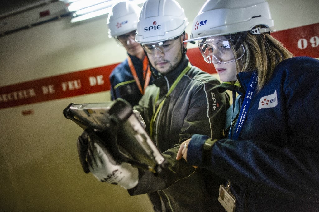 Techniciens qualité-surveillance en centrale nucléaire