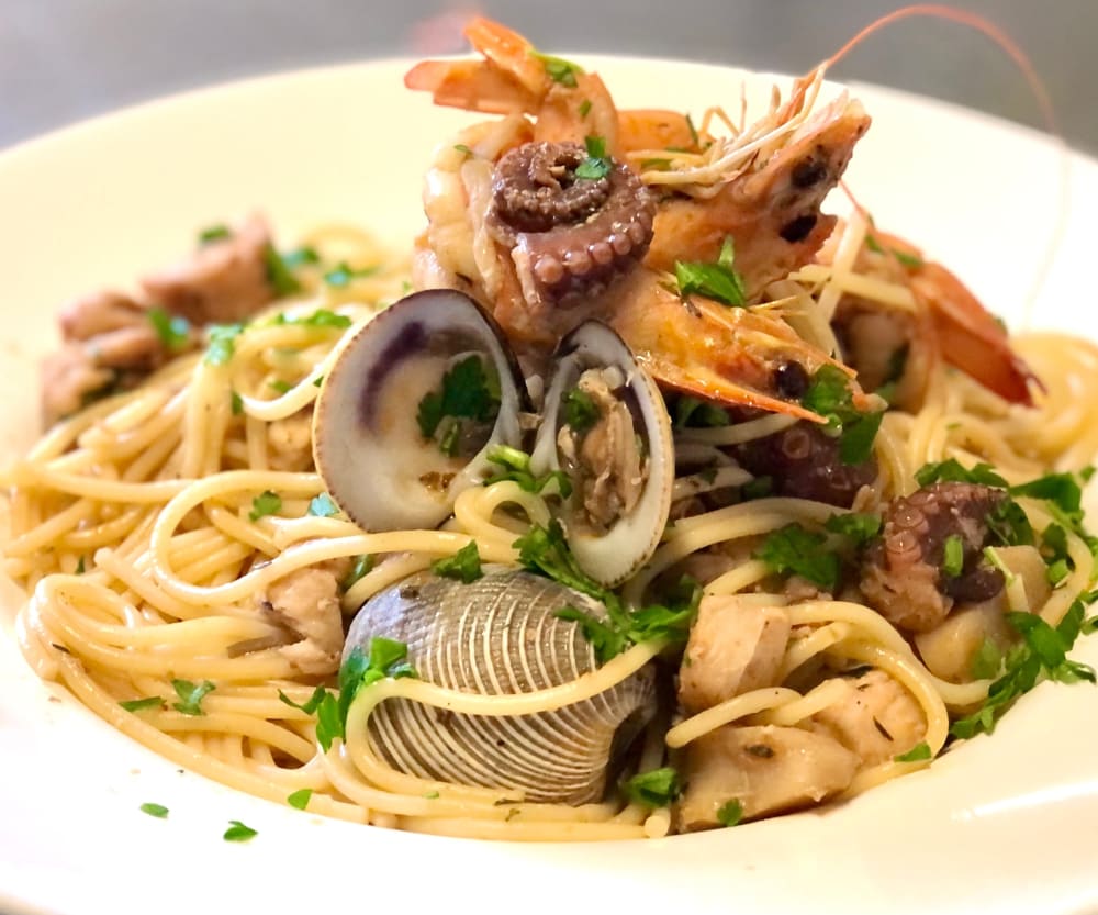 Espagueti con mariscos, almejas y pulpo