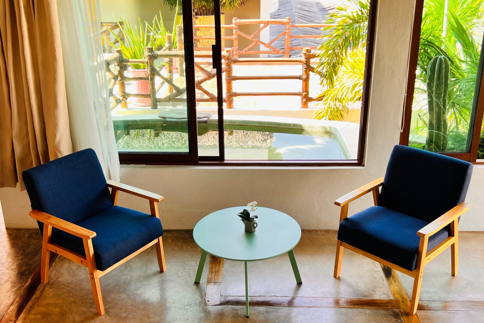 Sillones azules y mesa frente al ventanal