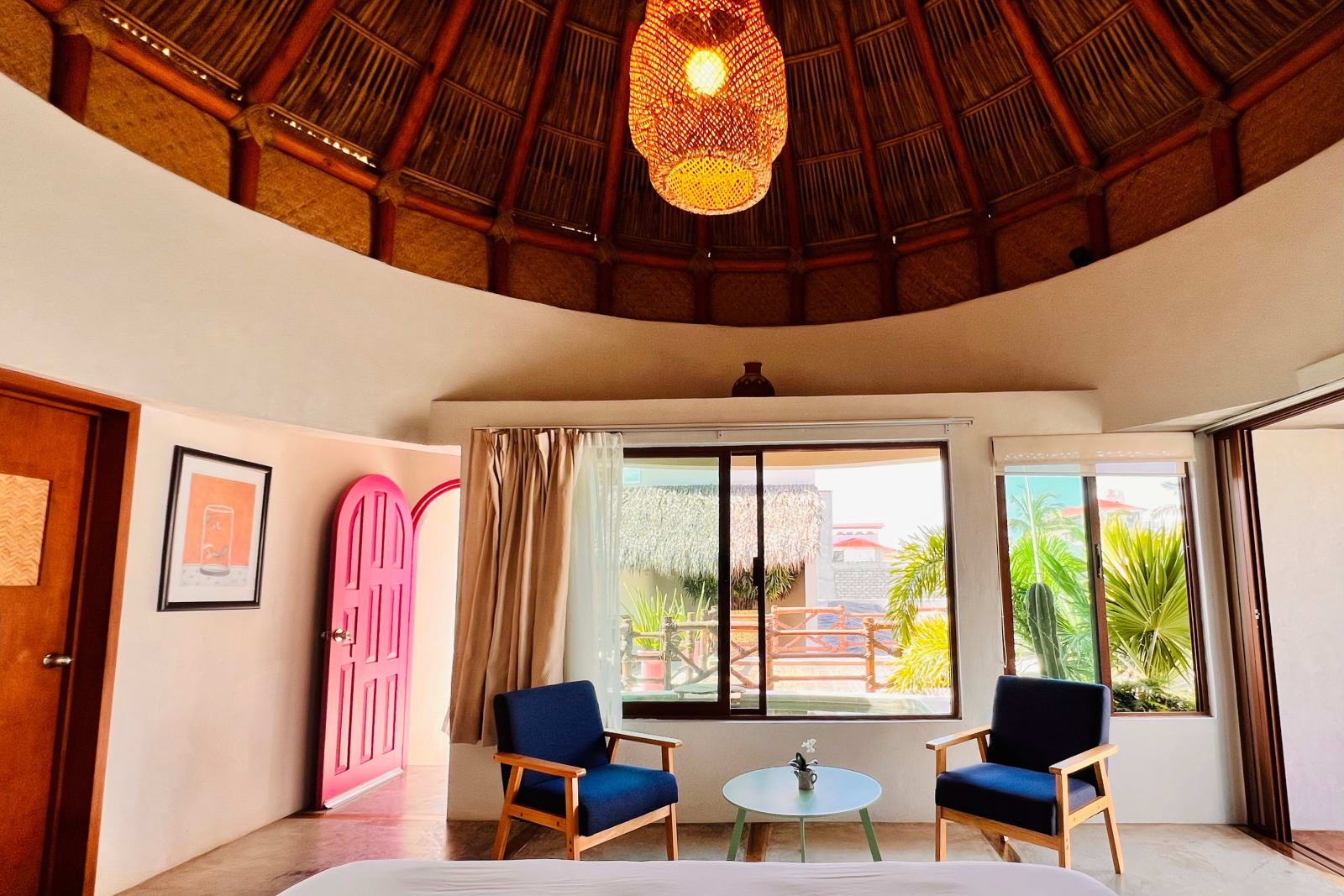 Cama y sala bajo la cúpula de palapa