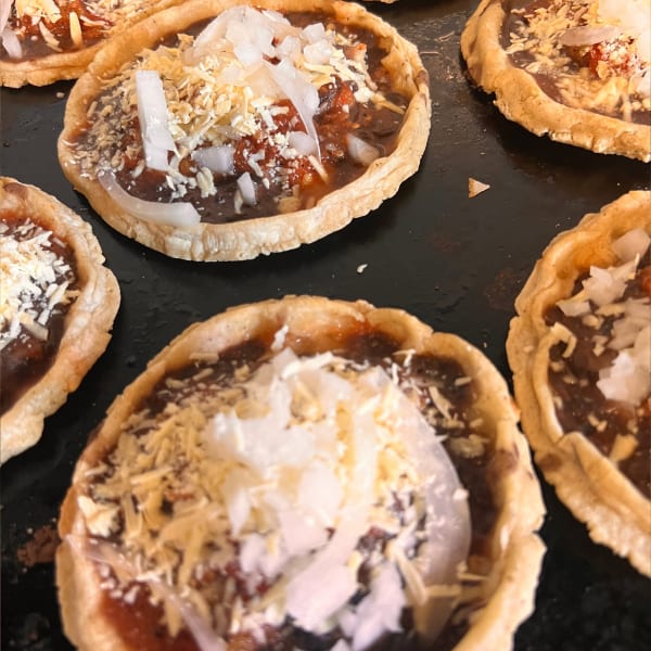 Sopesitos con frijoles, salsa y queso