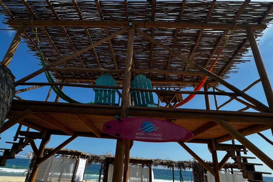 Sala en el segundo nivel con sillas y hamacas del club de playa