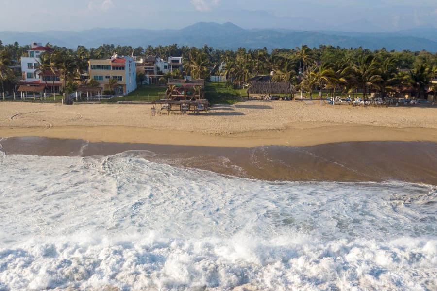 Vista de la playa y el oleaje desde lo alto