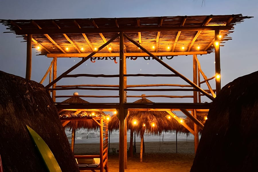 Entrada del club de playa iluminada de noche