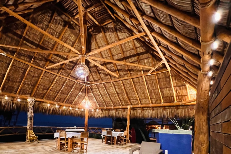 Sala y comedor bajo la palapa de noche