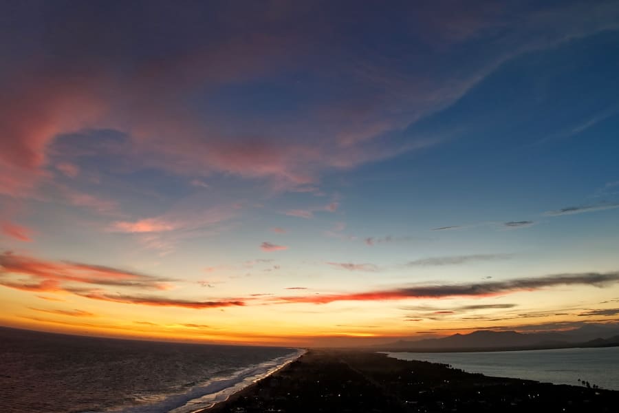 Vista aérea de la costa al atardecer