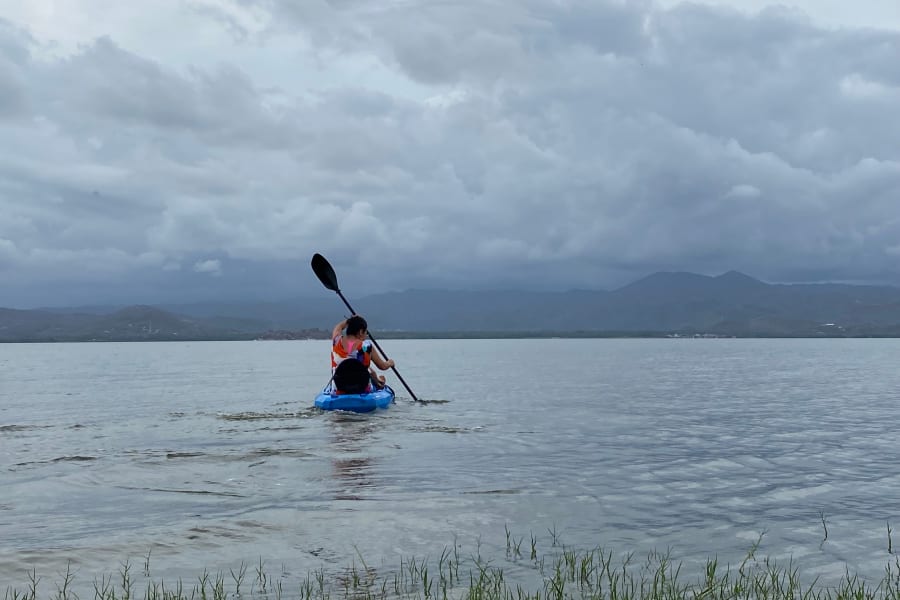 Persona remando en kayak en la laguna