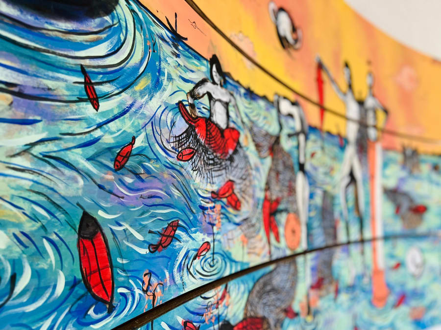Mural de pescadores y peces en tonos azules